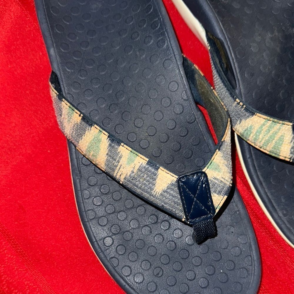 Vionic Pattern Sequin Flip Flops Size 8 - image 3